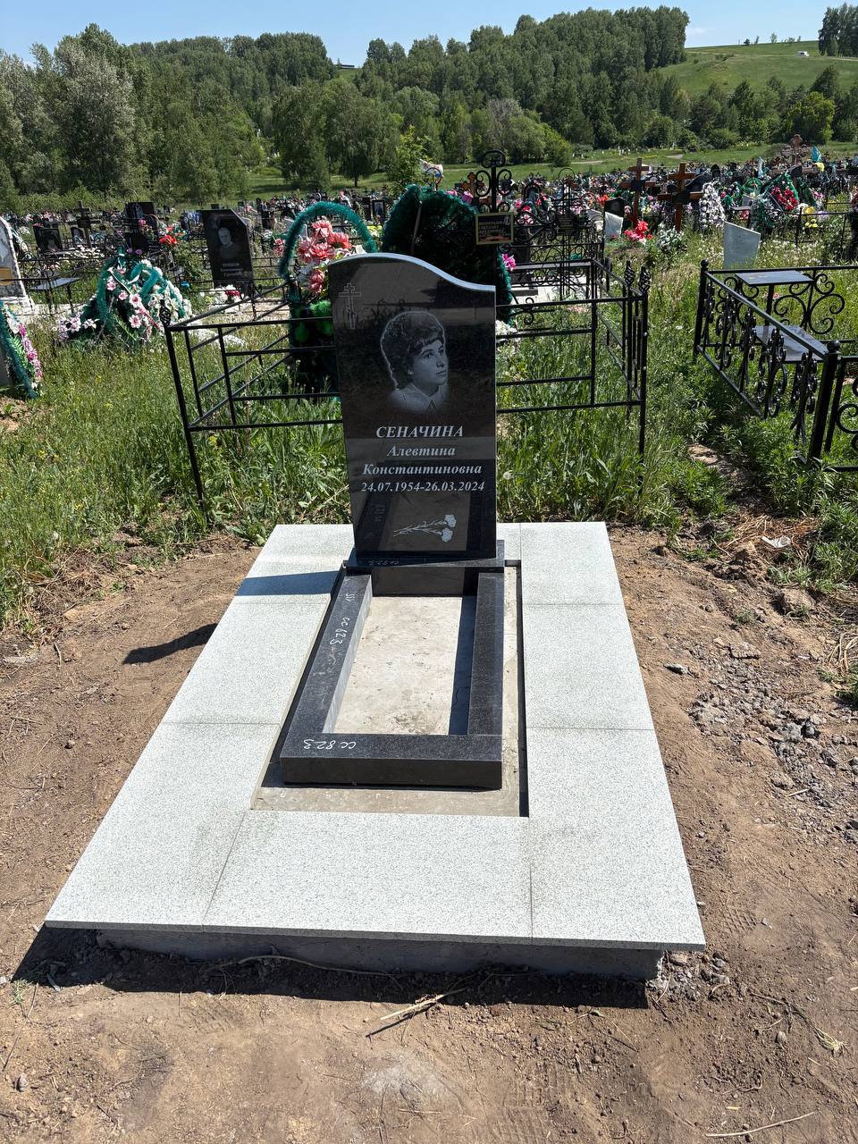 Установка памятника с кованой оградой